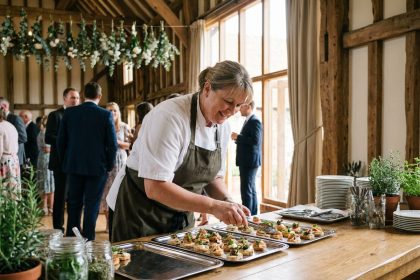 Chef souriante en cuisine préparant des hors d'oeuvres élégants